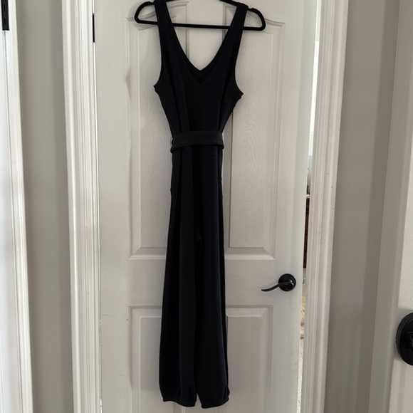 Lululemon black jumpsuit with pockets size 8 - Picture 3 of 6